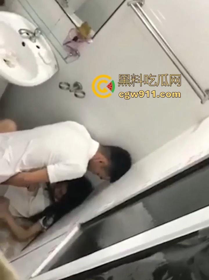 久违的同学聚餐秒变激情打炮现场!小哥灌醉女同学厕所缠绵猛插,在卫生间席地而干,下身全裸猛烈狂干! 第10张 久违的同学聚餐秒变激情打炮现场!小哥灌醉女同学厕所缠绵猛插,在卫生间席地而干,下身全裸猛烈狂干! 第10张