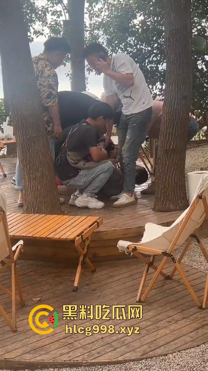 武汉狂躁男东湖发疯，打黑衣男打成筛子，女生鞋子手机丢湖里，差点逼得她跳水自尽！  第10张