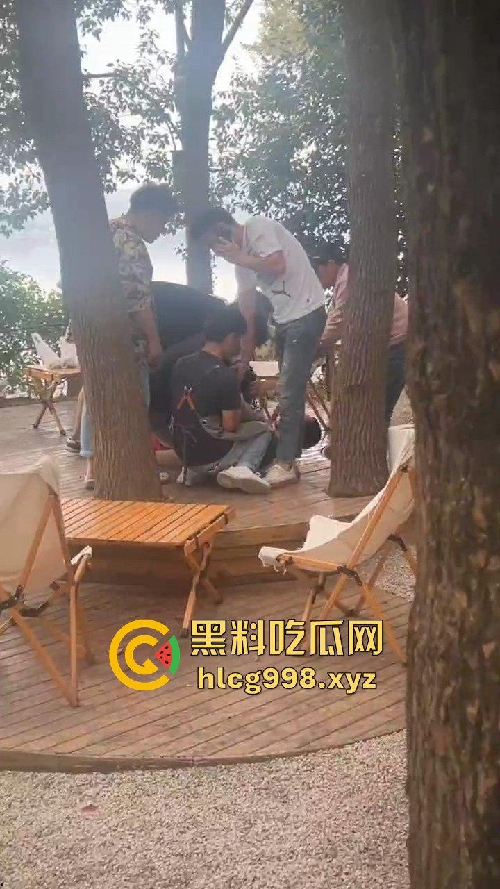 武汉狂躁男东湖发疯，打黑衣男打成筛子，女生鞋子手机丢湖里，差点逼得她跳水自尽！  第11张