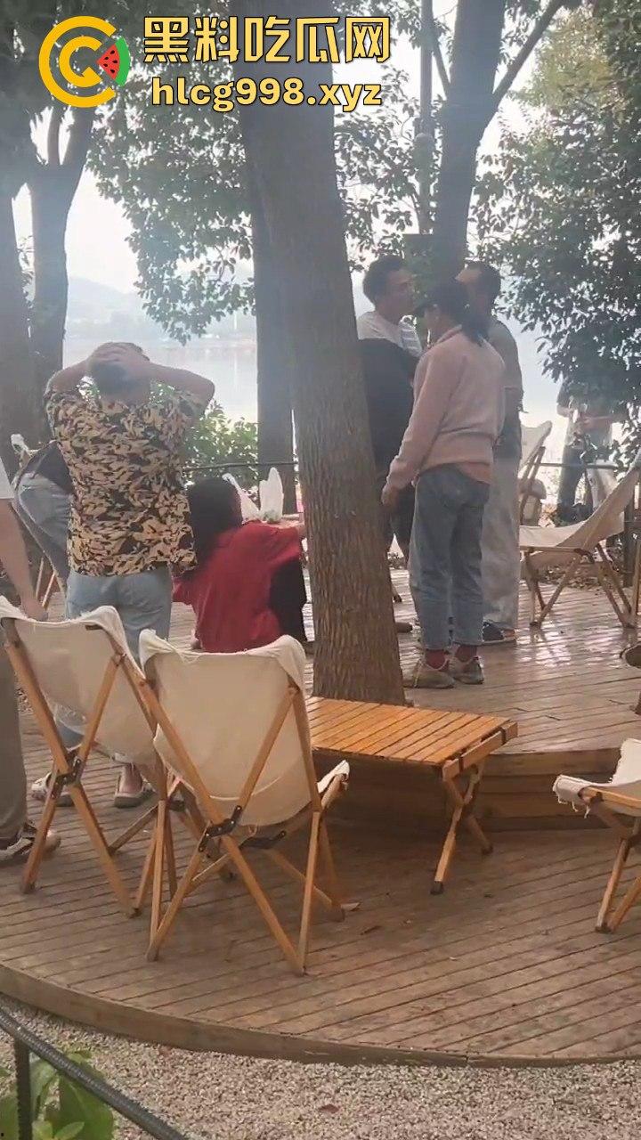 武汉狂躁男东湖发疯，打黑衣男打成筛子，女生鞋子手机丢湖里，差点逼得她跳水自尽！  第12张