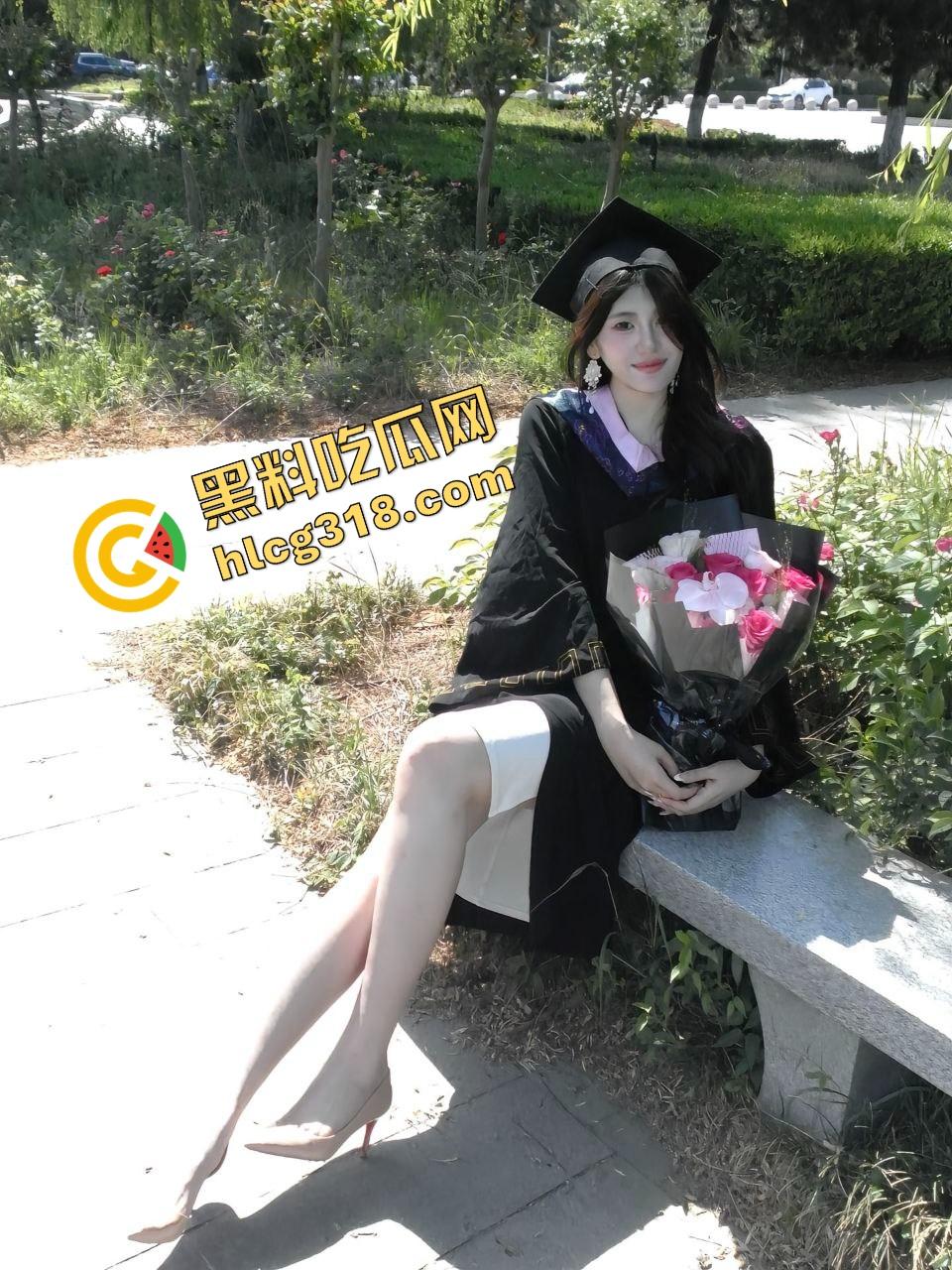 毕业照拍完直接口,大学妹子吃鸡时间曝光,骚腿外露舔得丝滑吃的不是肯德基,是男友带来的原味鸡巴! 第1张 毕业照拍完直接口,大学妹子吃鸡时间曝光,骚腿外露舔得丝滑吃的不是肯德基,是男友带来的原味鸡巴! 第1张