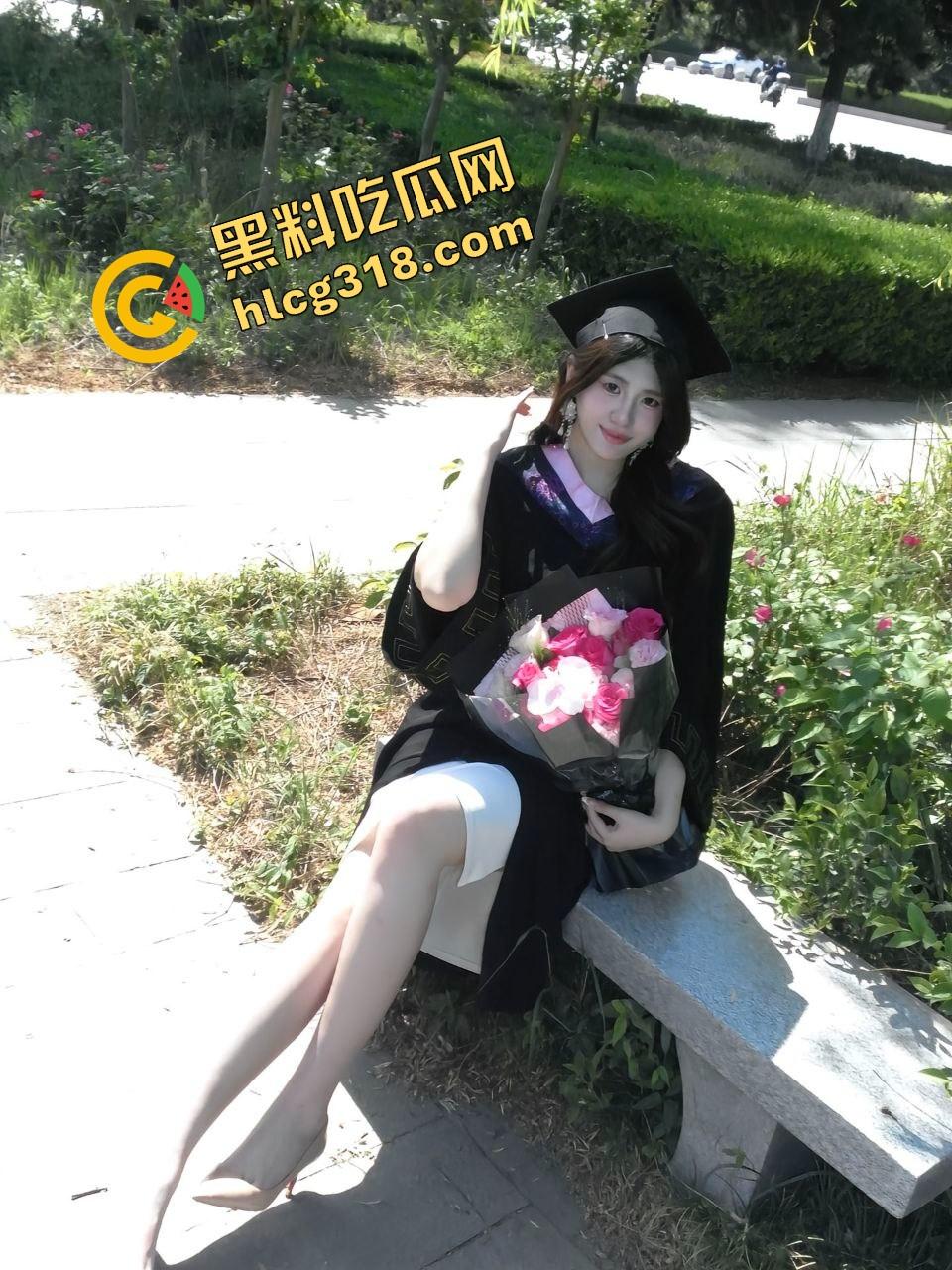 毕业照拍完直接口,大学妹子吃鸡时间曝光,骚腿外露舔得丝滑吃的不是肯德基,是男友带来的原味鸡巴! 第2张 毕业照拍完直接口,大学妹子吃鸡时间曝光,骚腿外露舔得丝滑吃的不是肯德基,是男友带来的原味鸡巴! 第2张