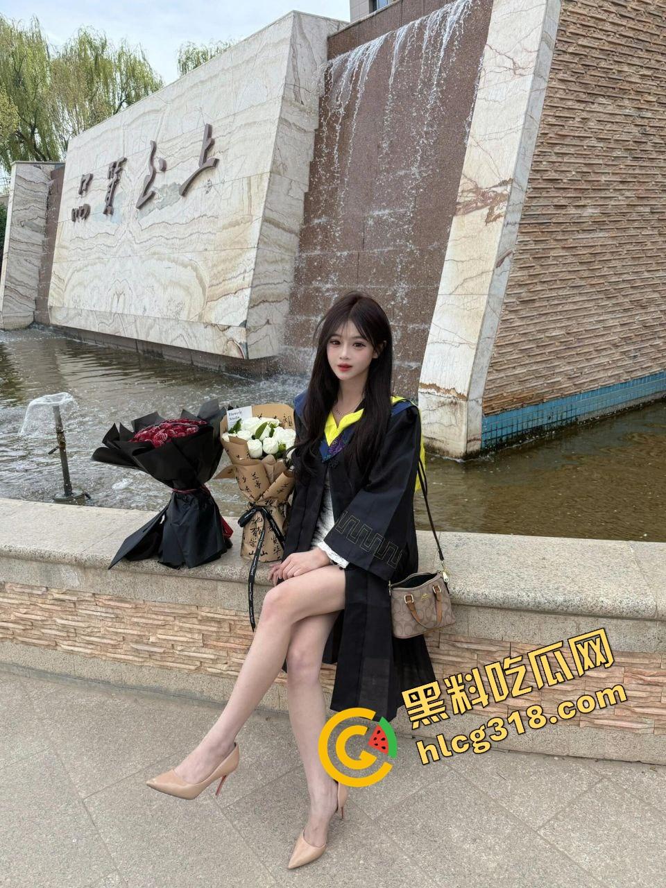 毕业照拍完直接口,大学妹子吃鸡时间曝光,骚腿外露舔得丝滑吃的不是肯德基,是男友带来的原味鸡巴! 第6张 毕业照拍完直接口,大学妹子吃鸡时间曝光,骚腿外露舔得丝滑吃的不是肯德基,是男友带来的原味鸡巴! 第6张