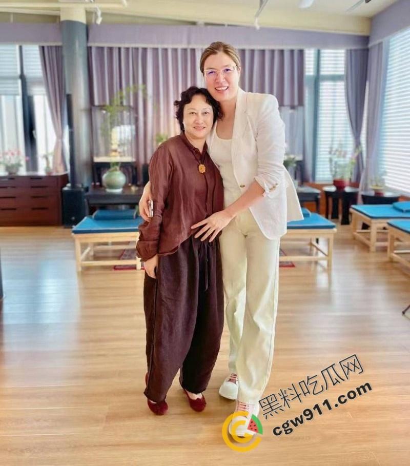 南京眼镜婊【朱长银】的诈骗帝国：勾引领导的大奶深喉吸精，靠身材换资源，骚穴裹屌无敌手  第2张