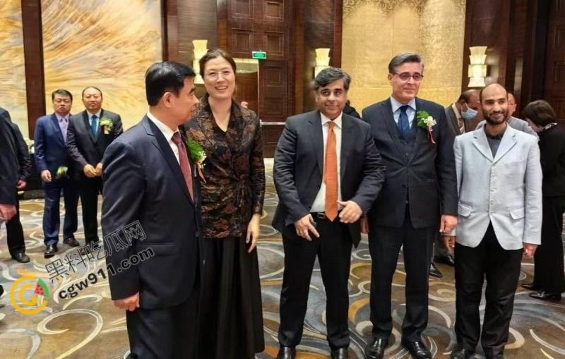 南京眼镜婊【朱长银】的诈骗帝国：勾引领导的大奶深喉吸精，靠身材换资源，骚穴裹屌无敌手  第4张