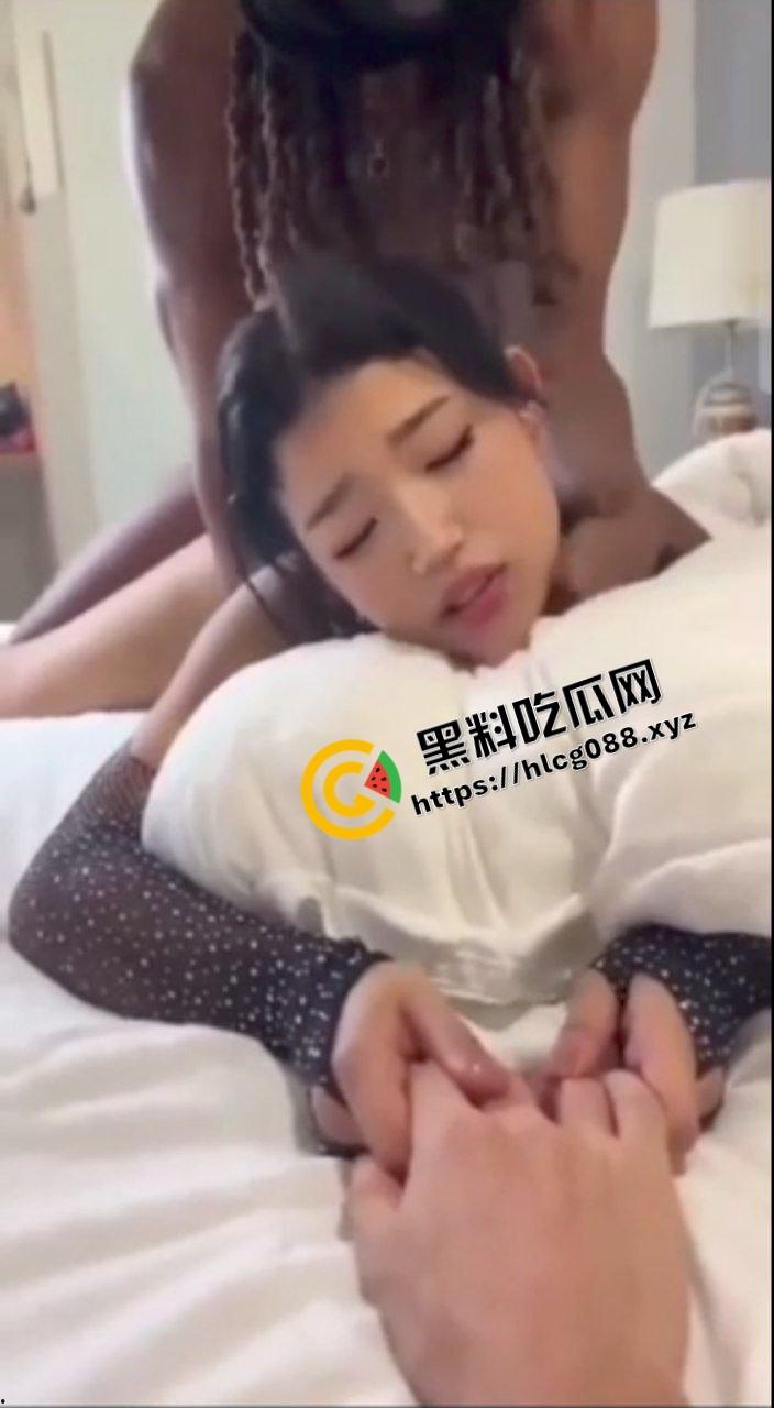 绿帽奴肾虚秒男没性能力秒射,喊上非洲黑人小伙SM爆操淫妻,自己则在一旁观赏加油助威! 第5张 绿帽奴肾虚秒男没性能力秒射,喊上非洲黑人小伙SM爆操淫妻,自己则在一旁观赏加油助威! 第5张