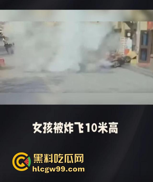 重庆窨井成发射台，小女孩扔鞭炮直接被炸飞10米，衣服炸碎焦黑落地，年还没过完就上天！  第1张