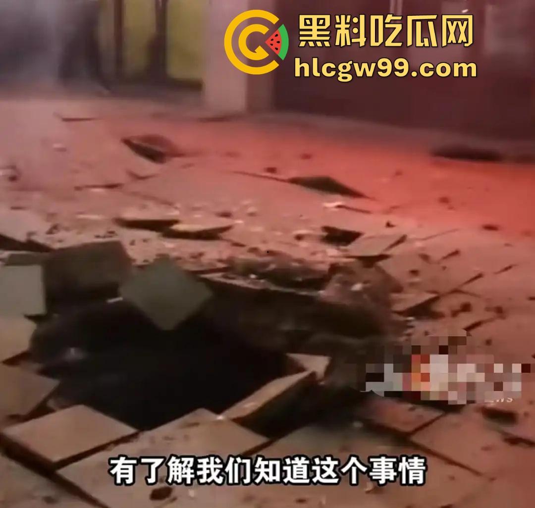 重庆窨井成发射台，小女孩扔鞭炮直接被炸飞10米，衣服炸碎焦黑落地，年还没过完就上天！  第3张