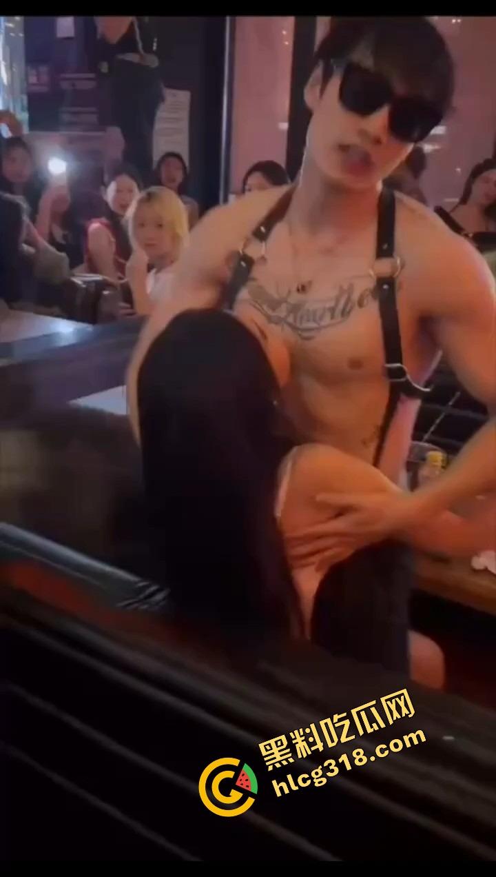 郑州富婆少妇姐姐酒吧寻刺激，男模半裸陪玩，骑在姐姐身上疯狂摇，湿得估计都流沙了！  第1张