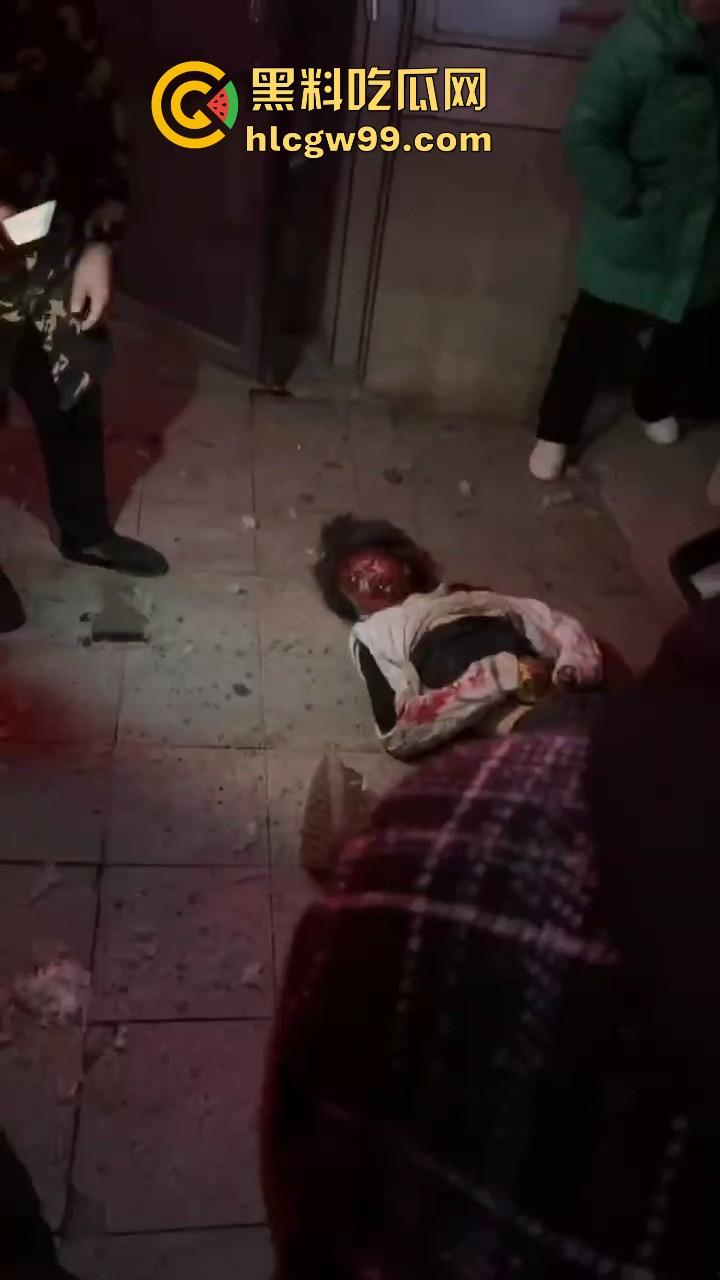 重庆窨井成发射台，小女孩扔鞭炮直接被炸飞10米，衣服炸碎焦黑落地，年还没过完就上天！  第9张