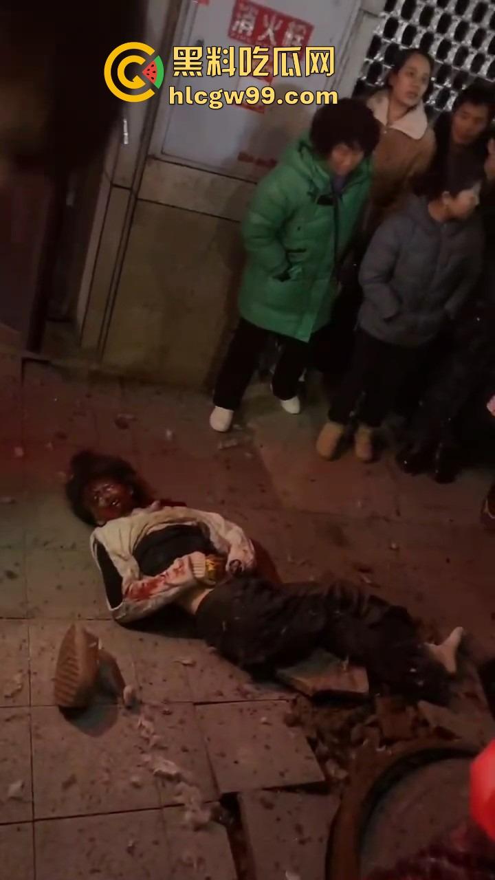 重庆窨井成发射台，小女孩扔鞭炮直接被炸飞10米，衣服炸碎焦黑落地，年还没过完就上天！  第10张