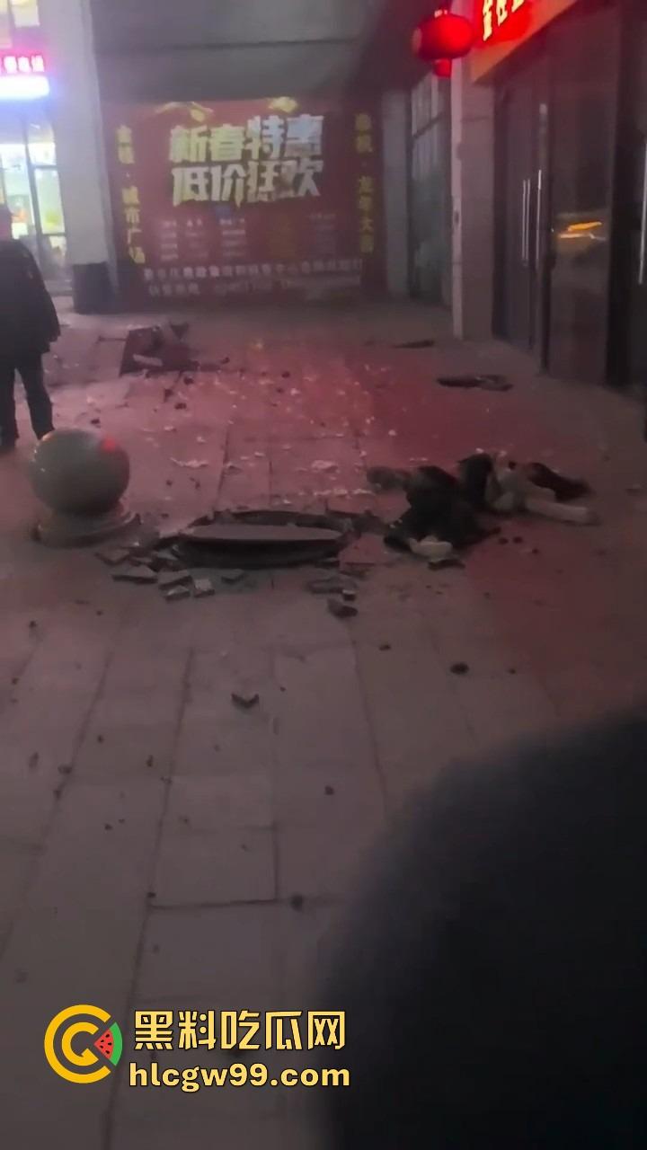 重庆窨井成发射台，小女孩扔鞭炮直接被炸飞10米，衣服炸碎焦黑落地，年还没过完就上天！  第11张