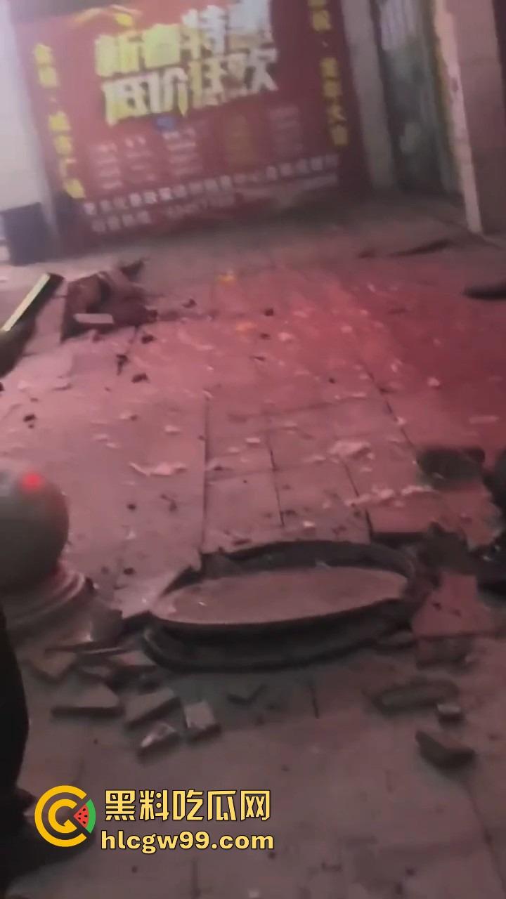 重庆窨井成发射台，小女孩扔鞭炮直接被炸飞10米，衣服炸碎焦黑落地，年还没过完就上天！  第12张