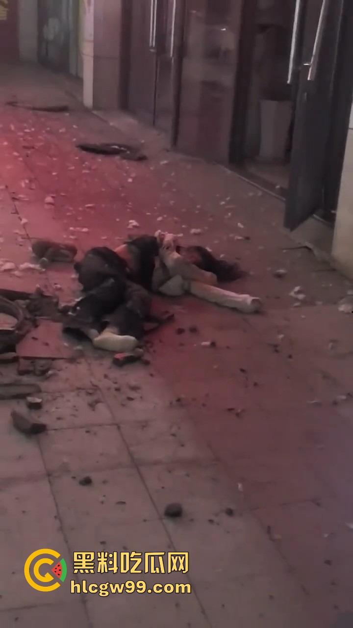 重庆窨井成发射台，小女孩扔鞭炮直接被炸飞10米，衣服炸碎焦黑落地，年还没过完就上天！  第13张