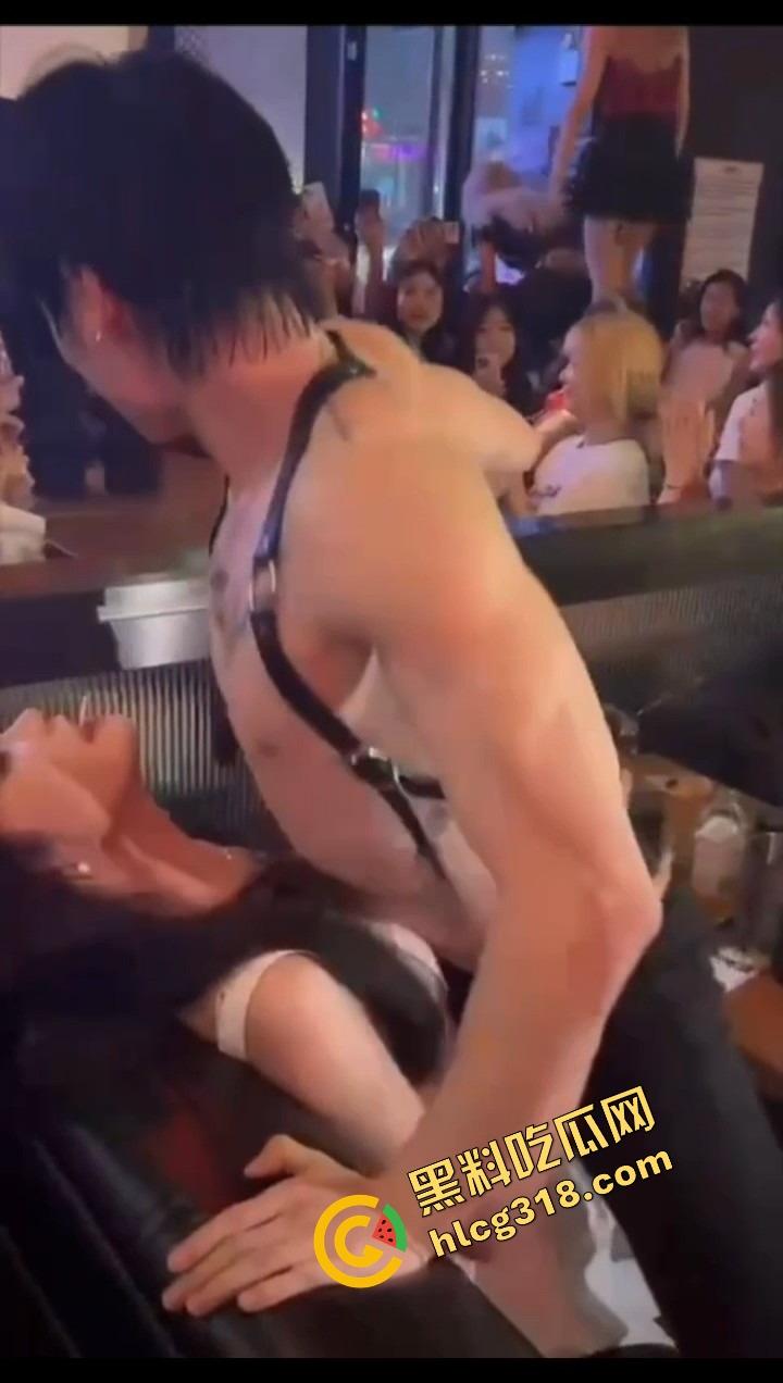 郑州富婆少妇姐姐酒吧寻刺激，男模半裸陪玩，骑在姐姐身上疯狂摇，湿得估计都流沙了！  第8张