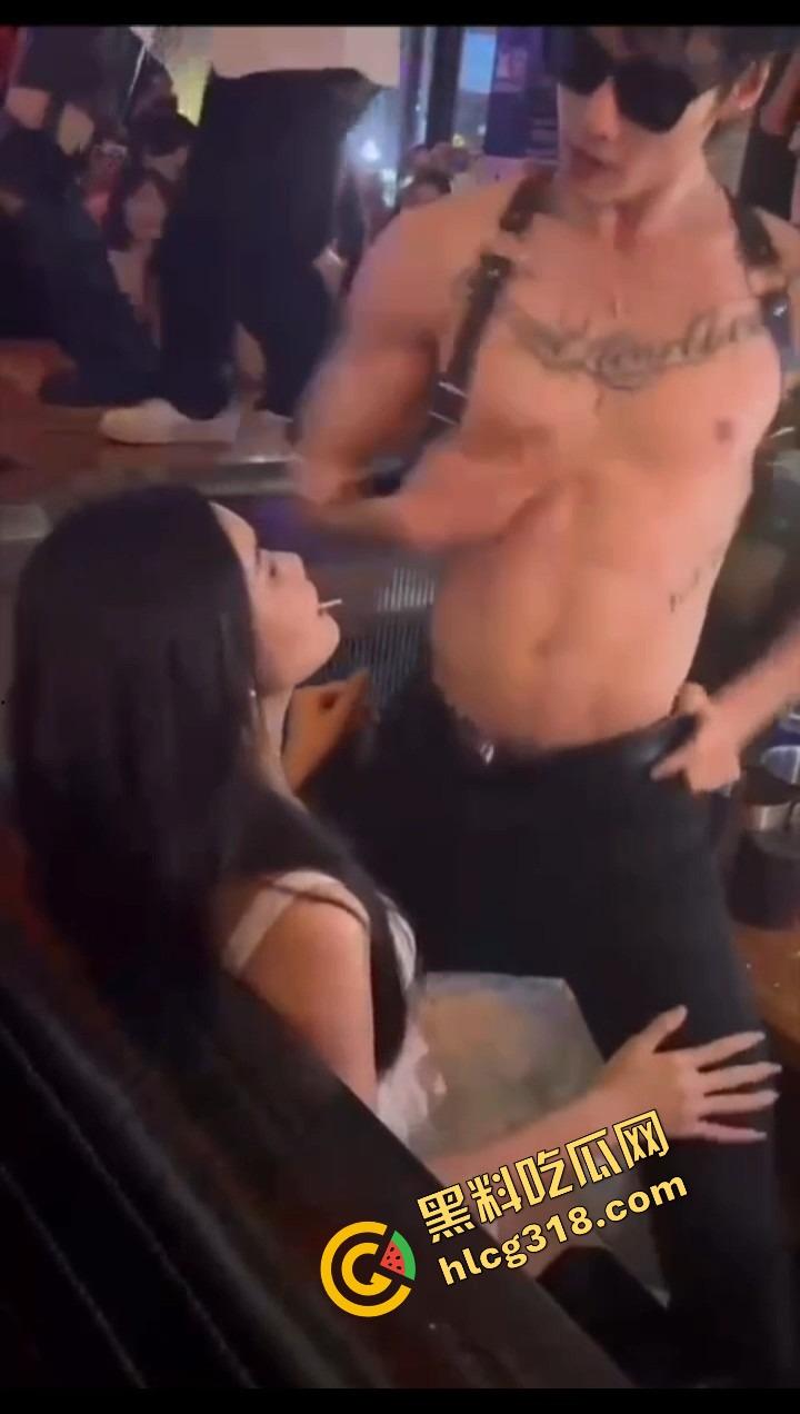 郑州富婆少妇姐姐酒吧寻刺激，男模半裸陪玩，骑在姐姐身上疯狂摇，湿得估计都流沙了！  第9张