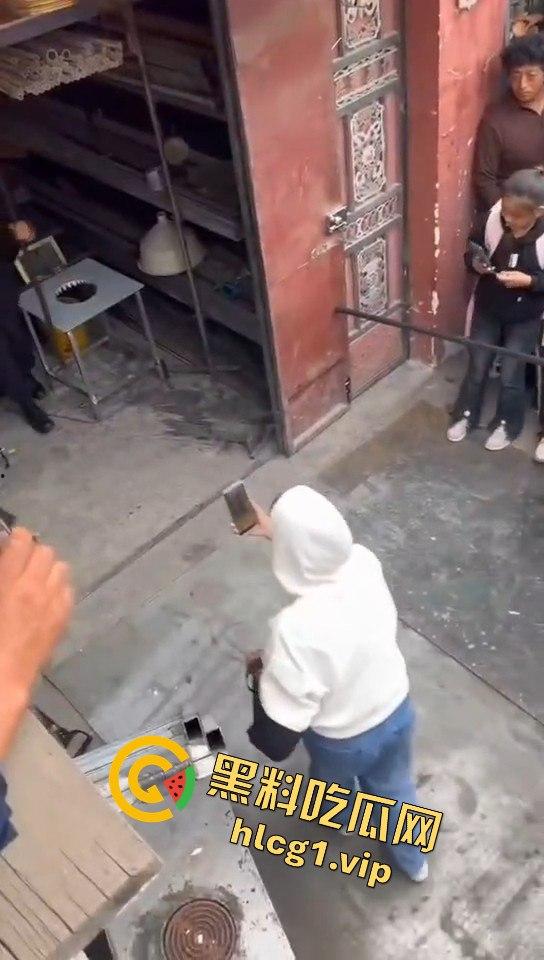 甘孜白玉县城惊现贵宾！金钱豹进城，周围居民直接呆住！  第8张