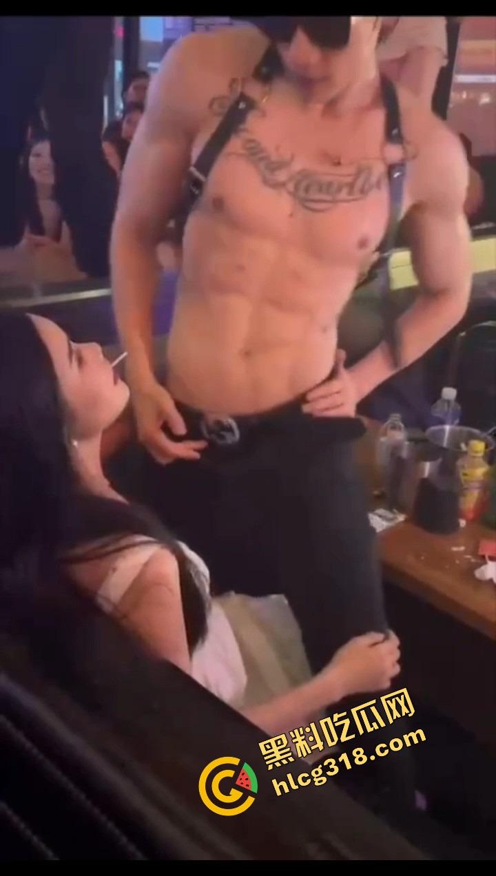 郑州富婆少妇姐姐酒吧寻刺激，男模半裸陪玩，骑在姐姐身上疯狂摇，湿得估计都流沙了！  第11张