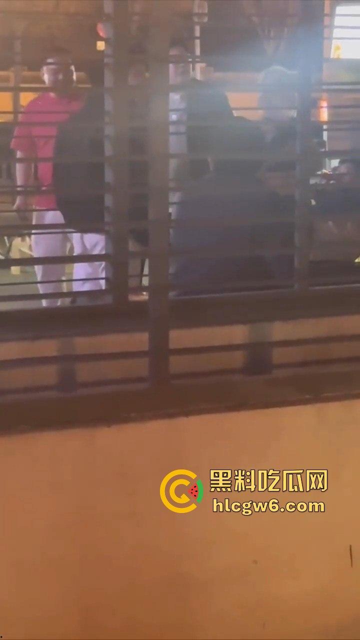 河北秦皇岛社会小妹街头吵架，一言不合就脱裤子露逼让对方操自己，惊呆路人和吃瓜群众。  第1张