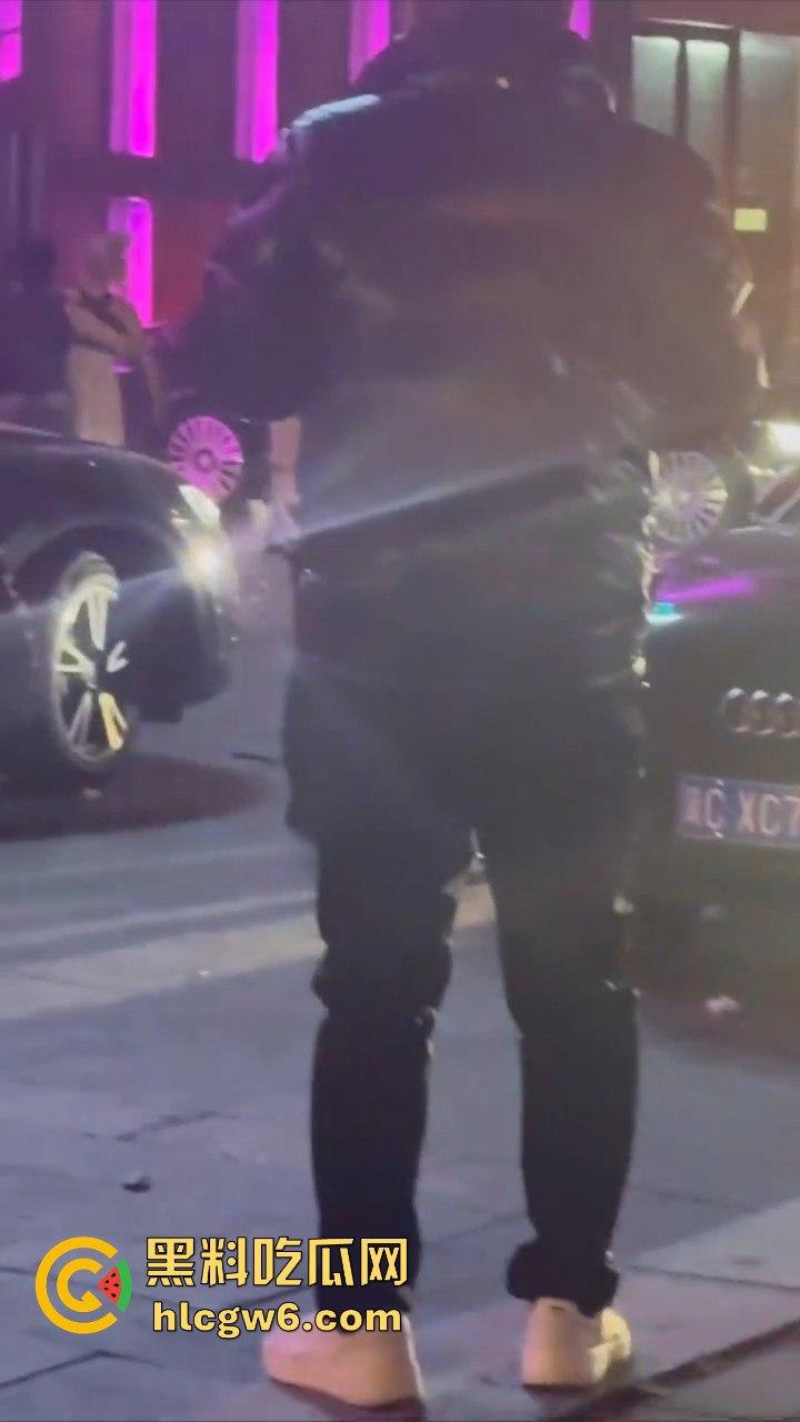 河北秦皇岛社会小妹街头吵架，一言不合就脱裤子露逼让对方操自己，惊呆路人和吃瓜群众。  第3张