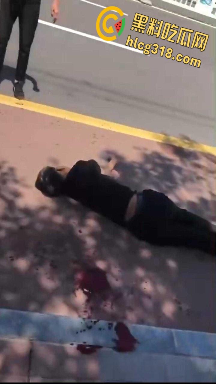 甘肃平凉五中高三学生，街头火拼刀战，社会小混混一个打五个，1死1伤3逃战绩可查！  第5张