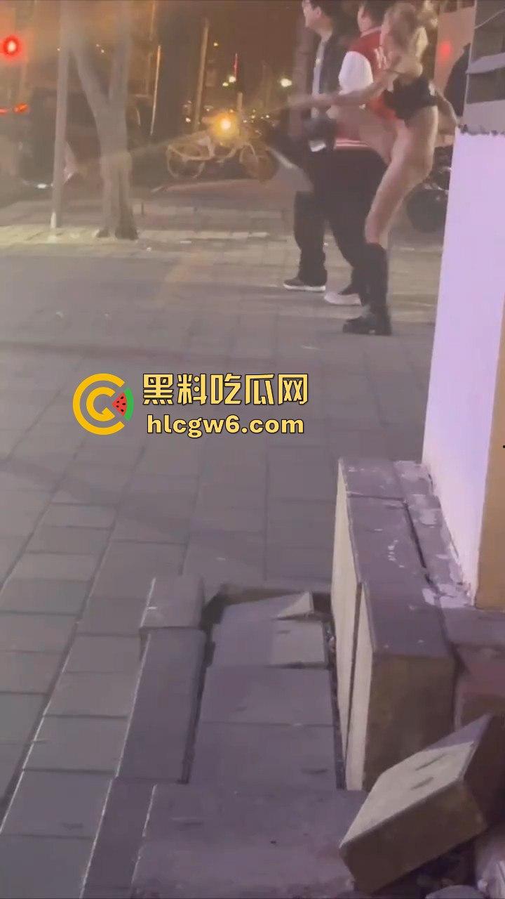 河北秦皇岛社会小妹街头吵架，一言不合就脱裤子露逼让对方操自己，惊呆路人和吃瓜群众。  第4张