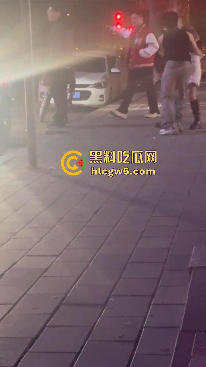 河北秦皇岛社会小妹街头吵架，一言不合就脱裤子露逼让对方操自己，惊呆路人和吃瓜群众。  第5张