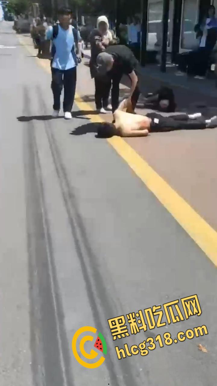 甘肃平凉五中高三学生，街头火拼刀战，社会小混混一个打五个，1死1伤3逃战绩可查！  第7张