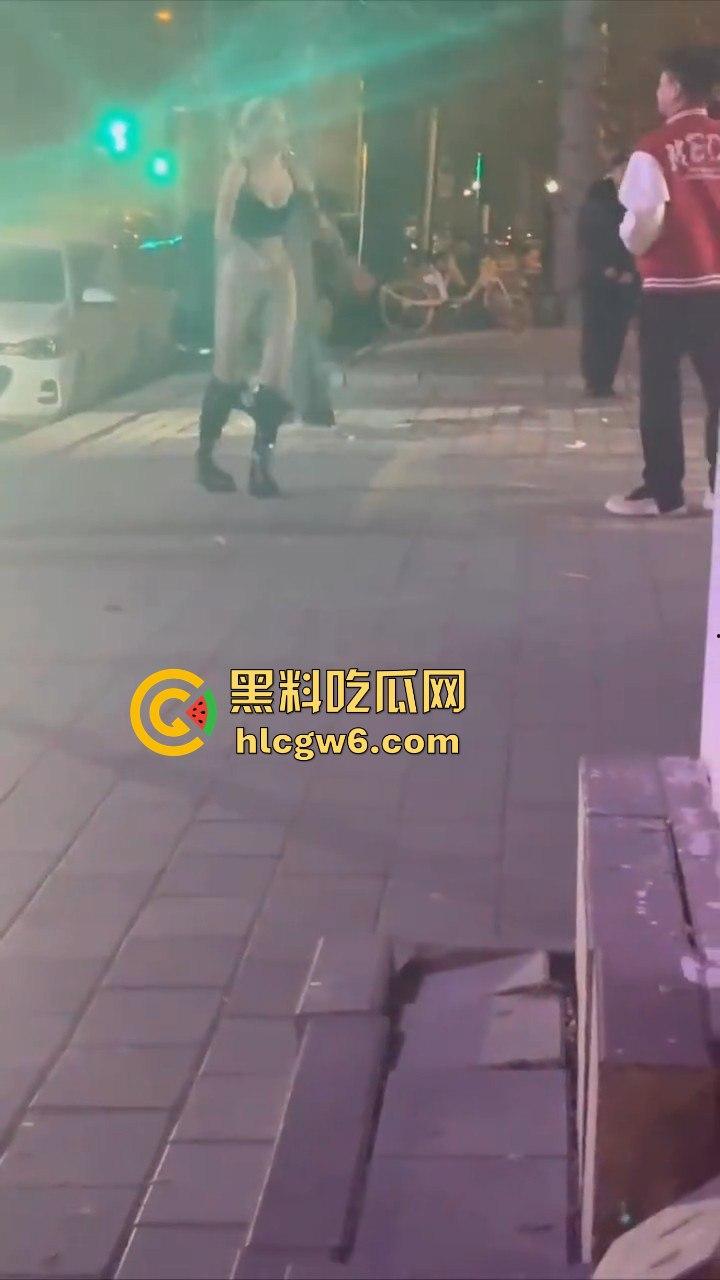 河北秦皇岛社会小妹街头吵架，一言不合就脱裤子露逼让对方操自己，惊呆路人和吃瓜群众。  第6张