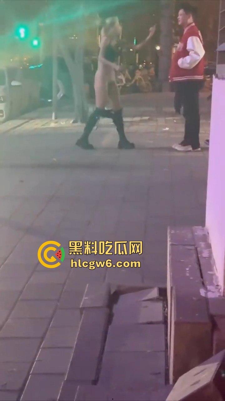 河北秦皇岛社会小妹街头吵架，一言不合就脱裤子露逼让对方操自己，惊呆路人和吃瓜群众。  第7张