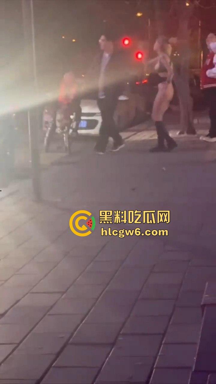 河北秦皇岛社会小妹街头吵架，一言不合就脱裤子露逼让对方操自己，惊呆路人和吃瓜群众。  第9张