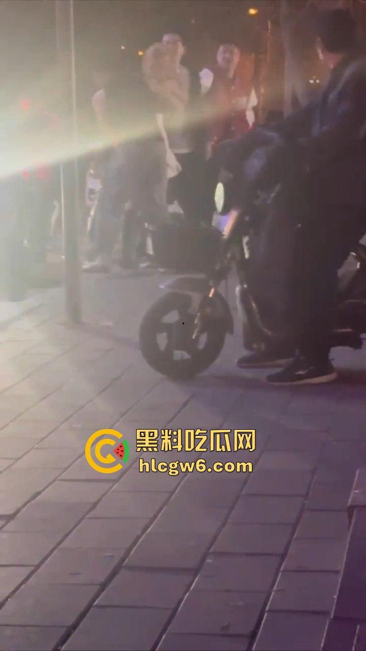 河北秦皇岛社会小妹街头吵架，一言不合就脱裤子露逼让对方操自己，惊呆路人和吃瓜群众。  第10张