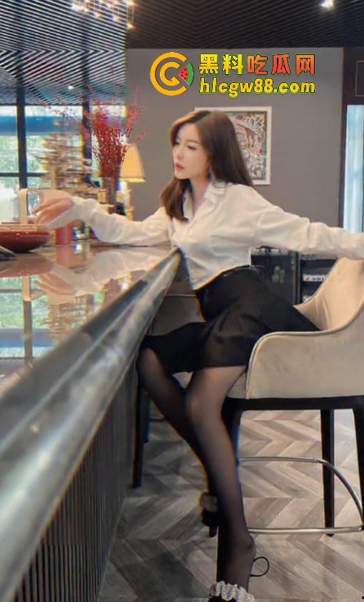 83万粉吃鸡博主SM调教女粉玩线下吃鸡，骚货穿着正宫拖鞋喷水，被绿前女友『李田真』爆料！  第7张