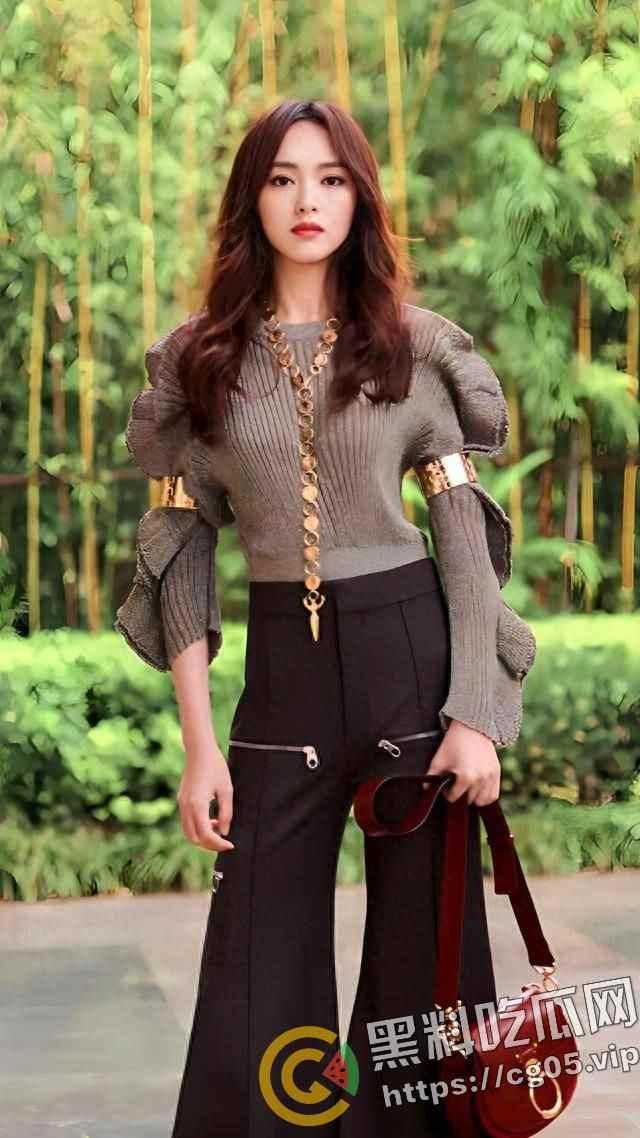 国民女神唐嫣早期黑历史 拍摄杂志写真婚礼装 裙底风光一览无余 原来童年女神是白虎  第2张