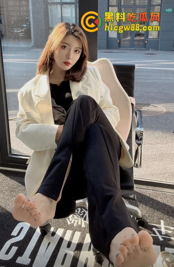 83万粉吃鸡博主SM调教女粉玩线下吃鸡，骚货穿着正宫拖鞋喷水，被绿前女友『李田真』爆料！  第9张