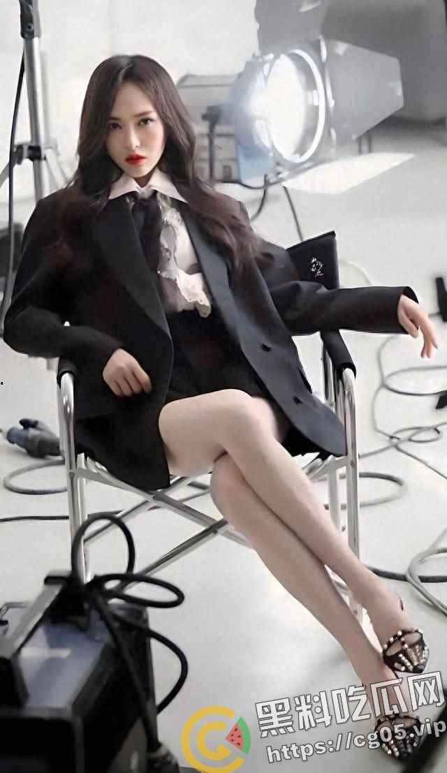 国民女神唐嫣早期黑历史 拍摄杂志写真婚礼装 裙底风光一览无余 原来童年女神是白虎  第3张