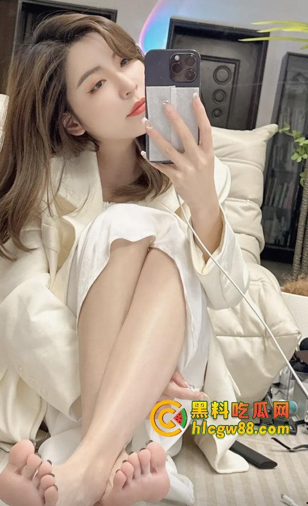 83万粉吃鸡博主SM调教女粉玩线下吃鸡，骚货穿着正宫拖鞋喷水，被绿前女友『李田真』爆料！  第11张