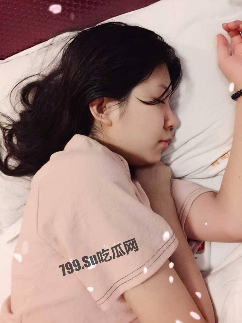 云盘泄密 大一小情侣情趣房啪啪视频流出 青涩探索 SM 新玩法 略显生疏 但充满了青春荷尔蒙的味道  第3张