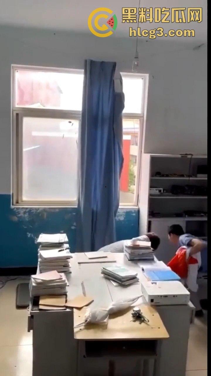 云南昆明某高校信息两学生办公室锁门打炮！窗帘当床单，教导主任敲门瞬间激情场面大曝光！  第4张