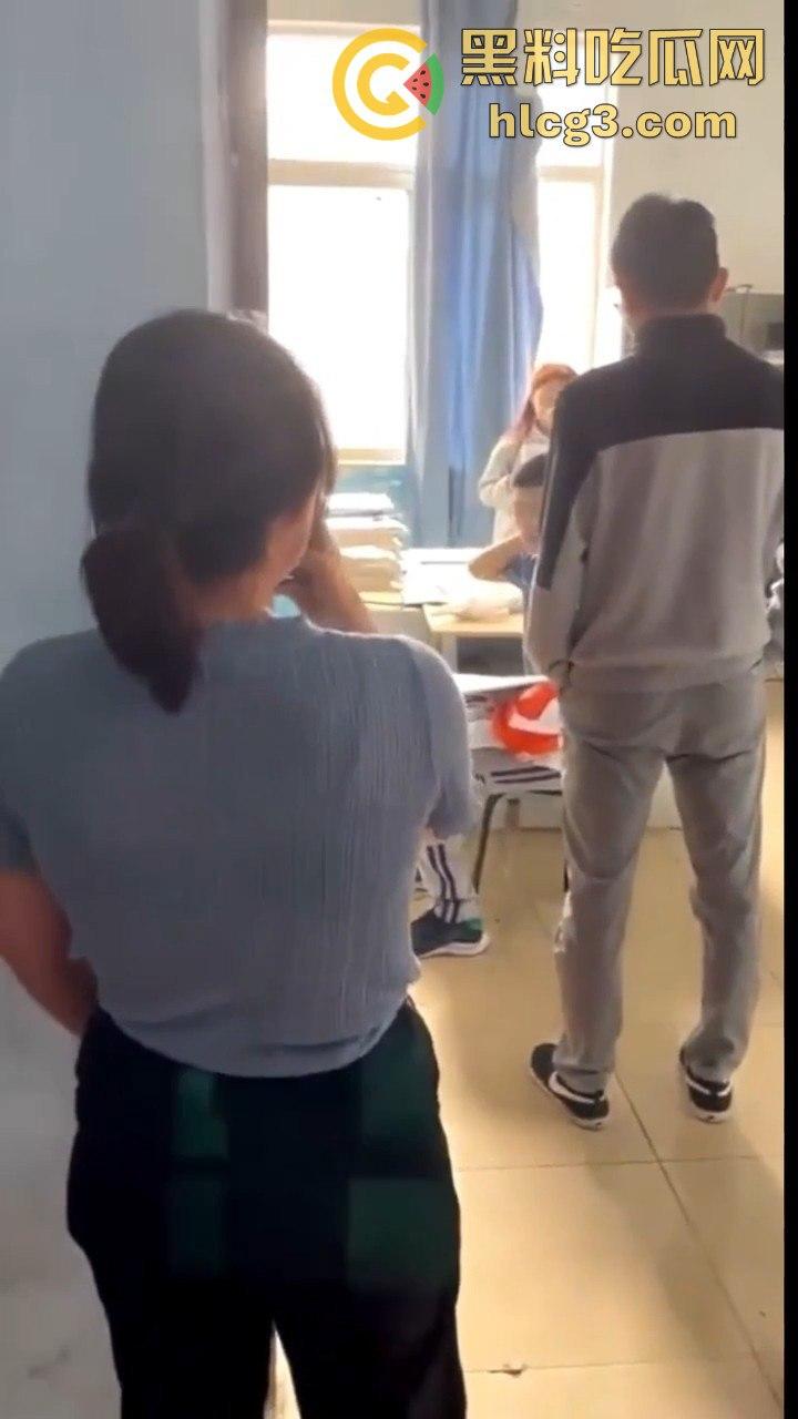 云南昆明某高校信息两学生办公室锁门打炮！窗帘当床单，教导主任敲门瞬间激情场面大曝光！  第5张