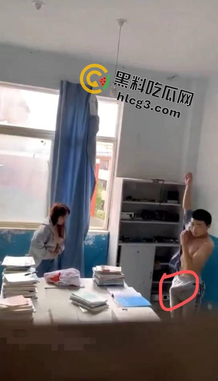 云南昆明某高校信息两学生办公室锁门打炮！窗帘当床单，教导主任敲门瞬间激情场面大曝光！  第9张