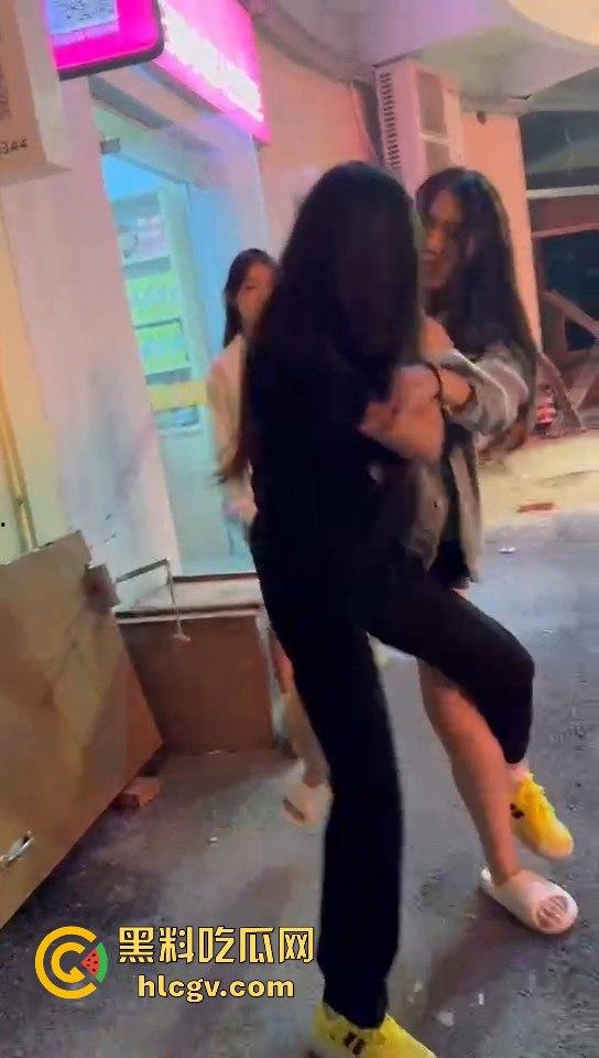 女生打架真有看头!夜晚互殴上演啤酒瓶砸头大战,只因男友劈腿当场火拼! 第1张 女生打架真有看头!夜晚互殴上演啤酒瓶砸头大战,只因男友劈腿当场火拼! 第1张