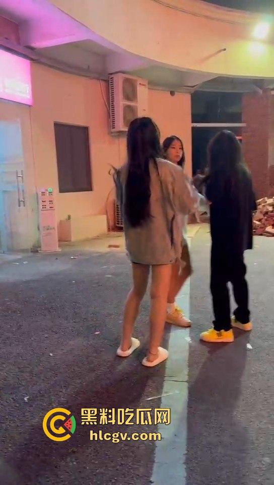 女生打架真有看头!夜晚互殴上演啤酒瓶砸头大战,只因男友劈腿当场火拼! 第2张 女生打架真有看头!夜晚互殴上演啤酒瓶砸头大战,只因男友劈腿当场火拼! 第2张