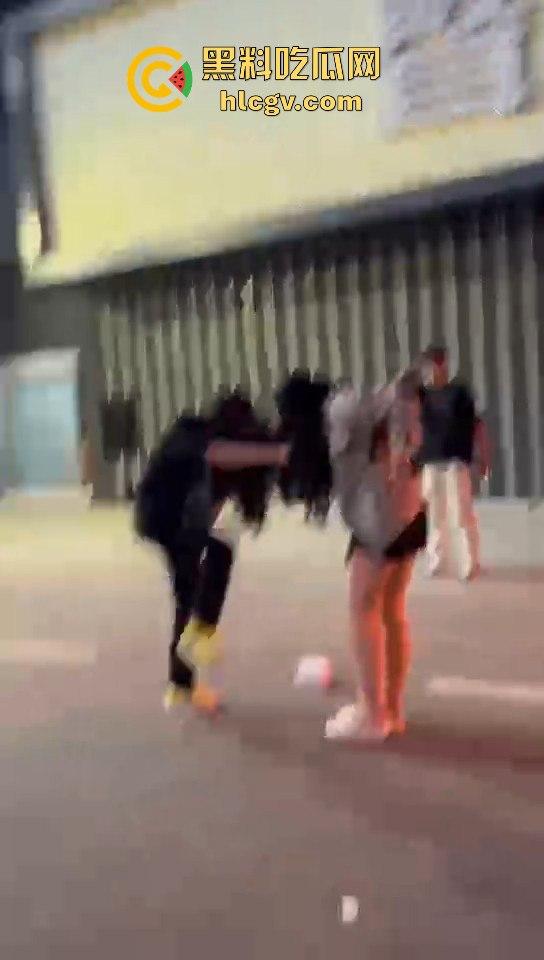 女生打架真有看头!夜晚互殴上演啤酒瓶砸头大战,只因男友劈腿当场火拼! 第3张 女生打架真有看头!夜晚互殴上演啤酒瓶砸头大战,只因男友劈腿当场火拼! 第3张