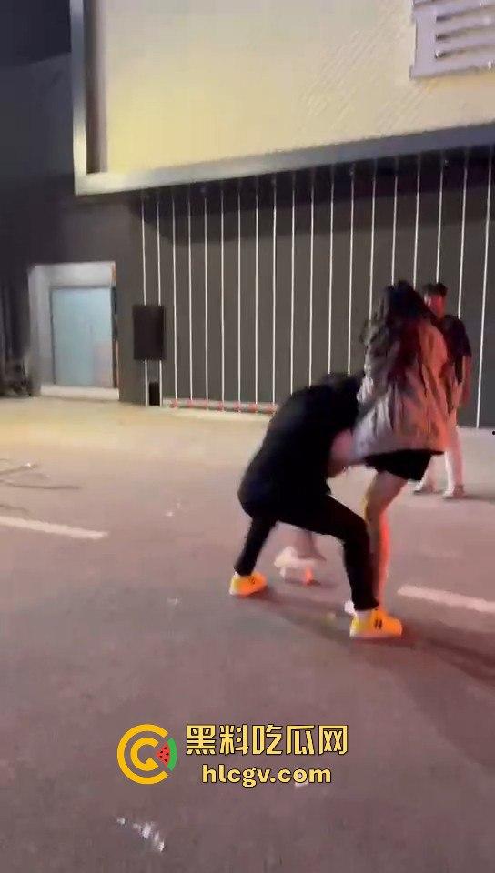 女生打架真有看头!夜晚互殴上演啤酒瓶砸头大战,只因男友劈腿当场火拼! 第4张 女生打架真有看头!夜晚互殴上演啤酒瓶砸头大战,只因男友劈腿当场火拼! 第4张