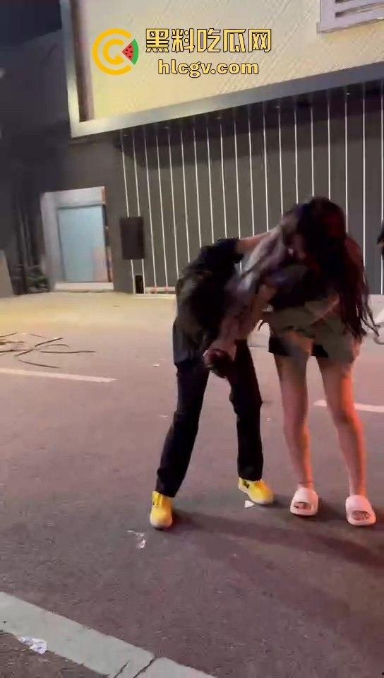 女生打架真有看头!夜晚互殴上演啤酒瓶砸头大战,只因男友劈腿当场火拼! 第5张 女生打架真有看头!夜晚互殴上演啤酒瓶砸头大战,只因男友劈腿当场火拼! 第5张