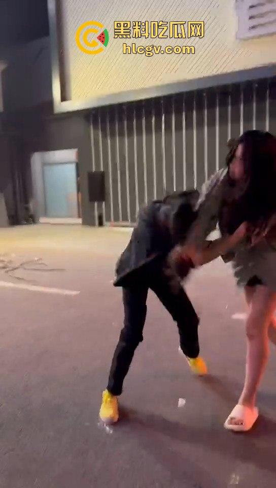 女生打架真有看头!夜晚互殴上演啤酒瓶砸头大战,只因男友劈腿当场火拼! 第6张 女生打架真有看头!夜晚互殴上演啤酒瓶砸头大战,只因男友劈腿当场火拼! 第6张