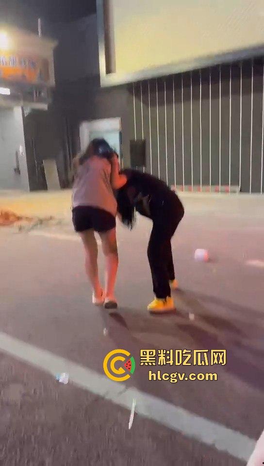 女生打架真有看头!夜晚互殴上演啤酒瓶砸头大战,只因男友劈腿当场火拼! 第7张 女生打架真有看头!夜晚互殴上演啤酒瓶砸头大战,只因男友劈腿当场火拼! 第7张