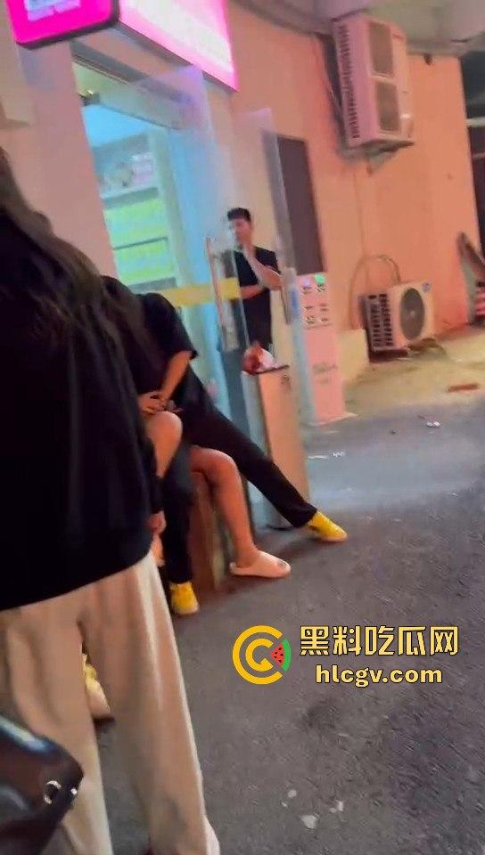 女生打架真有看头!夜晚互殴上演啤酒瓶砸头大战,只因男友劈腿当场火拼! 第9张 女生打架真有看头!夜晚互殴上演啤酒瓶砸头大战,只因男友劈腿当场火拼! 第9张