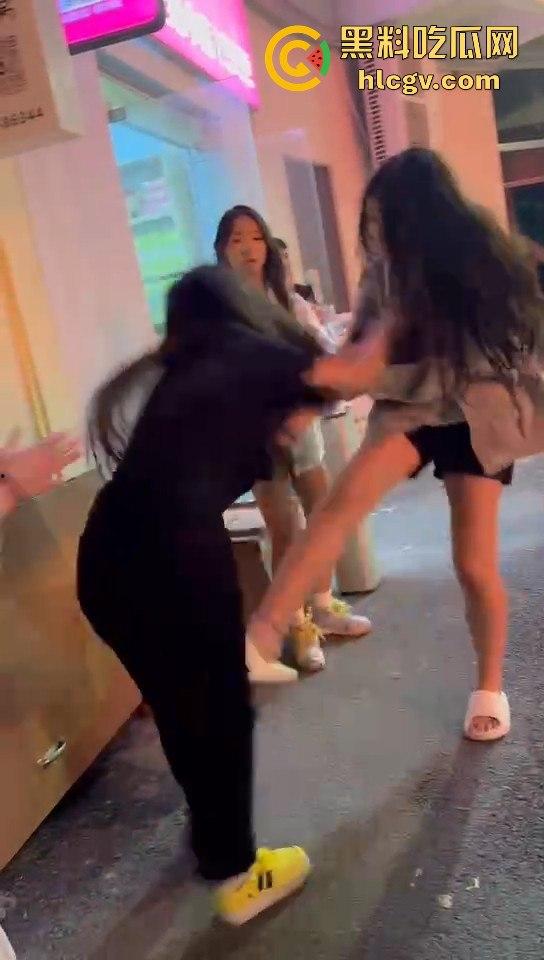 女生打架真有看头!夜晚互殴上演啤酒瓶砸头大战,只因男友劈腿当场火拼! 第10张 女生打架真有看头!夜晚互殴上演啤酒瓶砸头大战,只因男友劈腿当场火拼! 第10张